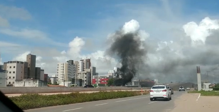 Após atropelamento de ciclista, população interdita BR 230 em Cabedelo