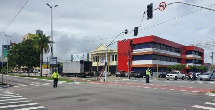 Após chuvas do fim de semana, equipes da Semob fazem manutenção em semáforos de João Pessoa