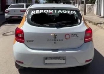 Veículo da TV Tambaú é alvo de pedrada em João Pessoa