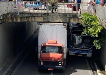 Caminhão fica preso em viaduto no Centro de João Pessoa