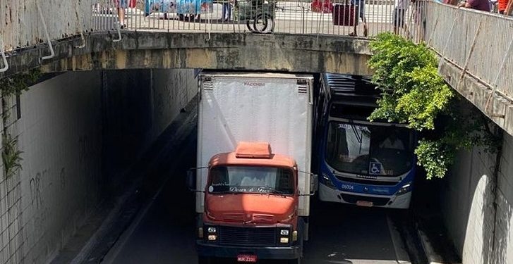 Caminhão fica preso em viaduto no Centro de João Pessoa