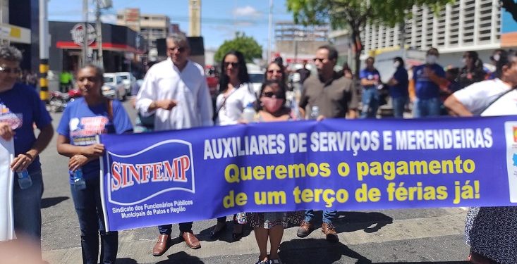 EM PATOS: Fábio Petterson participa de ato dos profissionais de saúde e servidores públicos