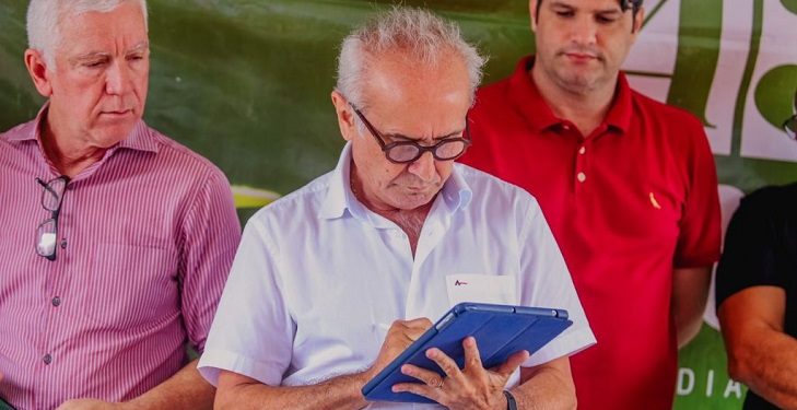 Prefeito Cícero Lucena assina ordem para pavimentar 17 ruas em Mangabeira