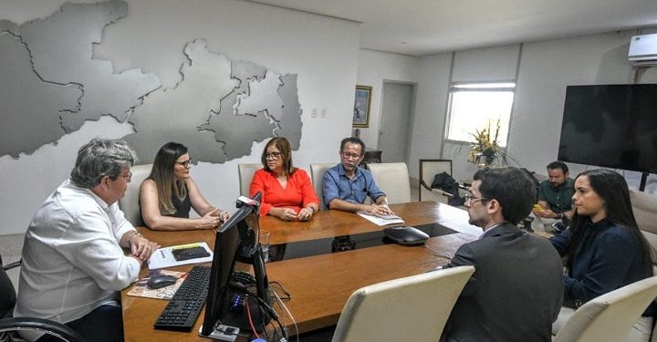 Em reunião com sindicatos ligados à enfermagem, João Azevedo assume compromisso de pagar o piso