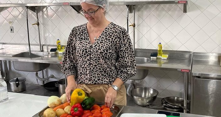 Alline Grisi fala sobre contaminação alimentar no ambiente das cozinhas