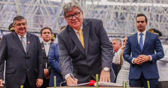 João Azevêdo e Lucas Ribeiro tomam posse como governador e vice-governador da Paraíba