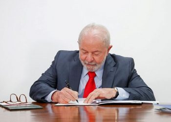 Lula assina piso da enfermagem e novos valores já estão valendo