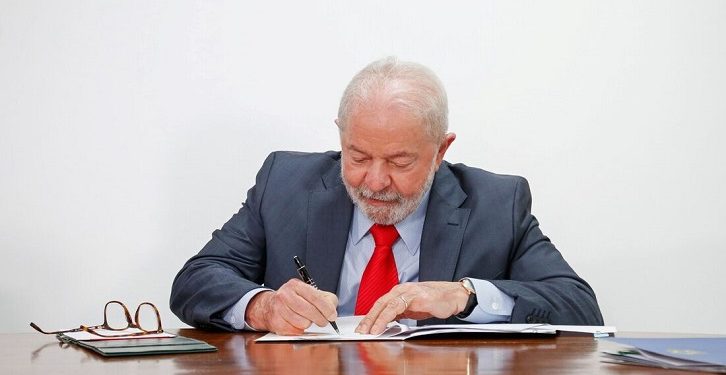 Lula assina piso da enfermagem e novos valores já estão valendo
