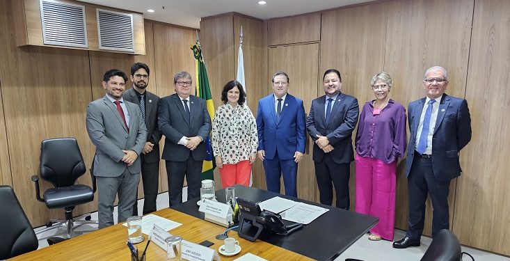 Governador da Paraíba discute pagamento do Piso Salarial da Enfermagem com ministra da Saúde