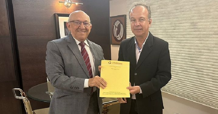 Ao lado do Tabelião Germano Toscano de Brito, Sérgio Teixeira toma posse para mais um biênio à frente do CCAPB