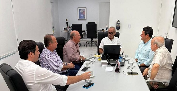 SEDE PRÓPRIA: prefeito Cícero Lucena recebe integrantes do Clube do Carro Antigo da PB e atende pleito da entidade