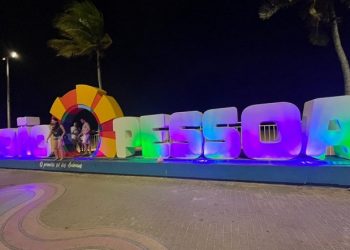 Em alusão ao Outubro Rosa, letreiro do Busto de Tamandaré ganha iluminação especial