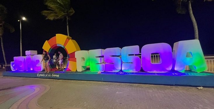 Em alusão ao Outubro Rosa, letreiro do Busto de Tamandaré ganha iluminação especial