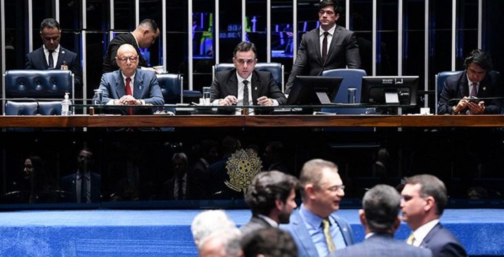 Senado aprova proposta que limita poderes dos ministros do STF