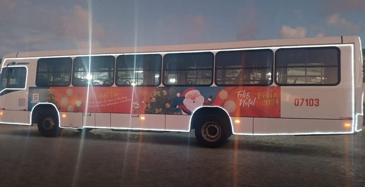 Ônibus com temática natalina começam a circular pelas ruas de João Pessoa
