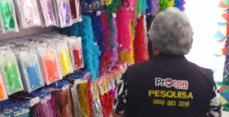 Procon de João Pessoa constata diferença de quase R$ 80 em artigos de carnaval no comércio da capital