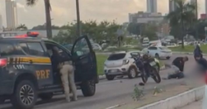 Motociclista fica gravemente ferido em acidente na BR 230 em frente ao Hospital de Trauma da Capital