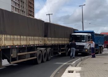 Colisão entre caçamba e carreta deixa trânsito complicado no início da manhã desta terça na entrada de Campina Grande