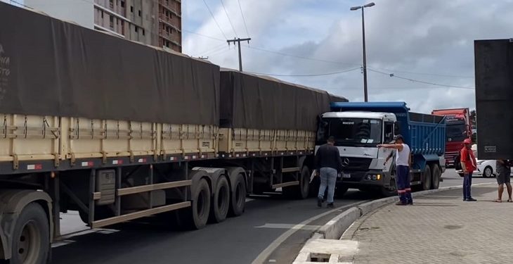 Colisão entre caçamba e carreta deixa trânsito complicado no início da manhã desta terça na entrada de Campina Grande