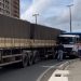 Colisão entre caçamba e carreta deixa trânsito complicado no início da manhã desta terça na entrada de Campina Grande