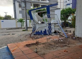 TRAGÉDIA NO BESSA: veículo invade a calçada e destrói violentamente parte da entrada da Escola Frei Albino