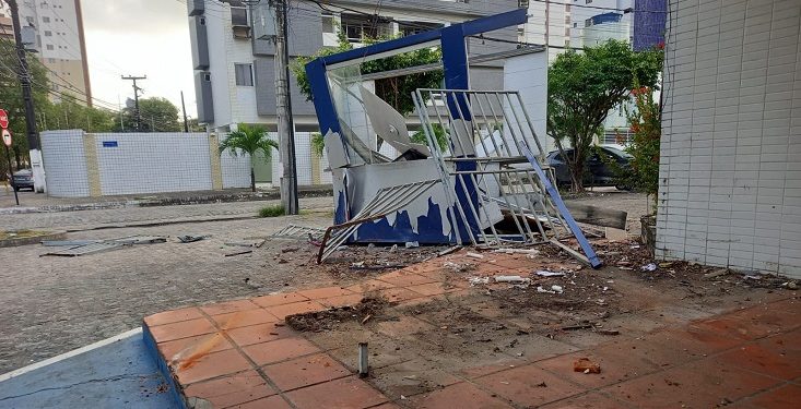 TRAGÉDIA NO BESSA: veículo invade a calçada e destrói violentamente parte da entrada da Escola Frei Albino