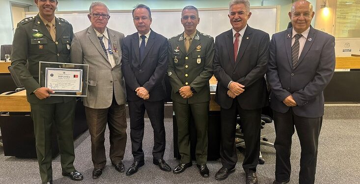 Sérgio Teixeira representa a Astra-13 em solenidade na ALPB que concedeu cidadania paraibana ao Capitão Douglas Teixeira