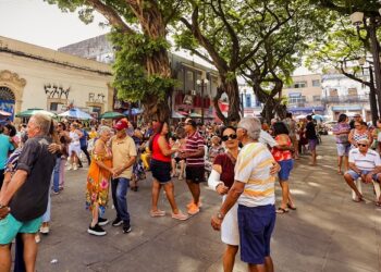 Sabadinho Bom apresenta a cantora e cavaquinista Ruanna na Praça Rio Branco