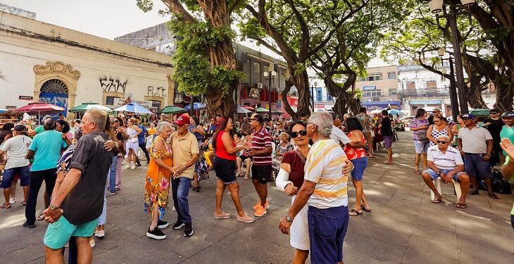 Sabadinho Bom apresenta a cantora e cavaquinista Ruanna na Praça Rio Branco