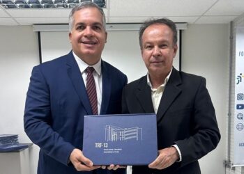 Sérgio Teixeira recebe relatório das atividades 2024 das mãos do presidente do TRT da Paraíba