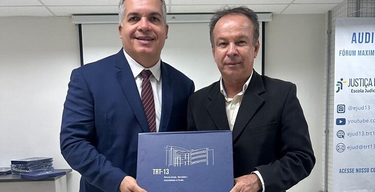Sérgio Teixeira recebe relatório das atividades 2024 das mãos do presidente do TRT da Paraíba