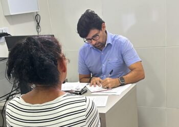 EXEMPLO: Secretário de Saúde de Cabedelo vai a USF e atende população que aguardava pelo serviço