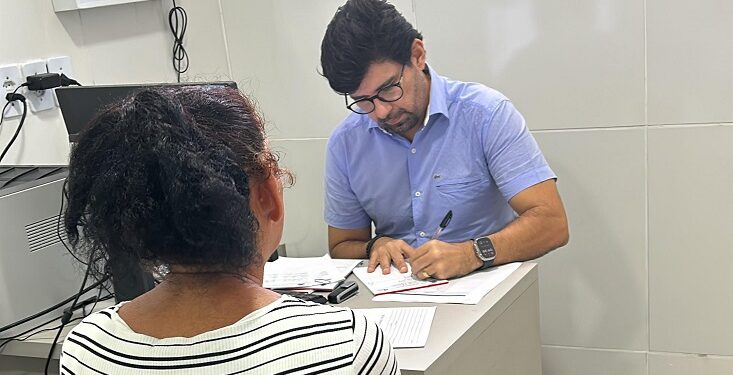 EXEMPLO: Secretário de Saúde de Cabedelo vai a USF e atende população que aguardava pelo serviço