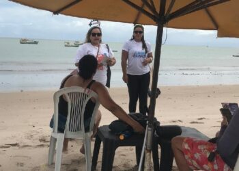Equipes da Saúde de Cabedelo levam prevenção à população que frequenta as praias neste carnaval