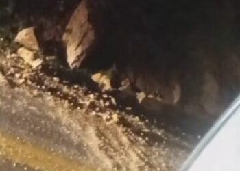 Rochas deslizam e caem na BR 230 na serra de Santa Luzia