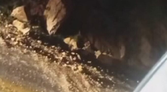 Rochas deslizam e caem na BR 230 na serra de Santa Luzia