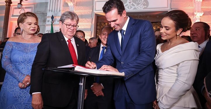 Lucas Ribeiro toma posse como governador da Paraíba e anuncia sua primeira medida à frente do Executivo