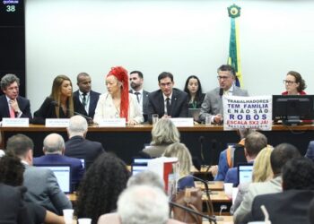 Fim da escala 6×1: relator propõe jornada de 40h semanais com transição de 14 meses; votação será nesta quarta