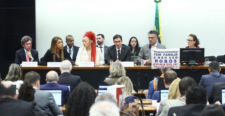 Fim da escala 6×1: relator propõe jornada de 40h semanais com transição de 14 meses; votação será nesta quarta