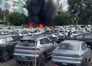 Colisão de dois helicópteros atinge pátio de veículos no RJ