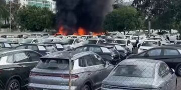Colisão entre dois helicópteros atinge pátio de veículos e deixa pessoas mortas no RJ