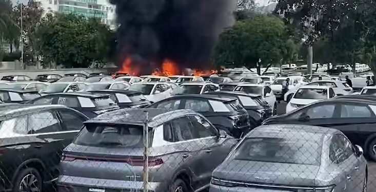 Colisão entre dois helicópteros atinge pátio de veículos e deixa pessoas mortas no RJ