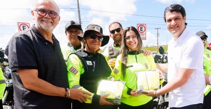 Leo Bezerra entrega fardamento para os agentes de mobilidade e novos veículos para a Semob-JP